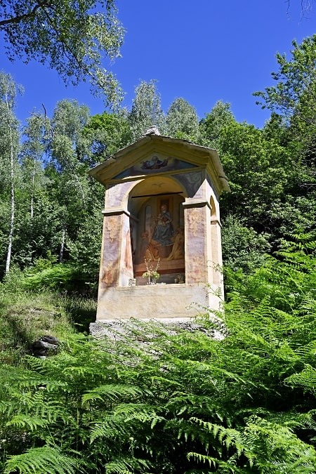 Pilone presso santuario Madonna della Betulla 1