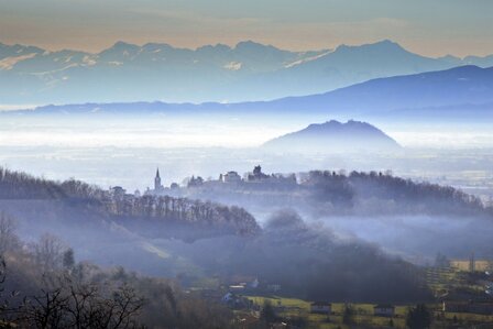 Vista dalla collina di Costagrande su San Maurizio e sulla rocca di Cavour