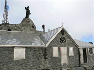 rifugio "S. Maria" in vetta al Monte Rocciamelone