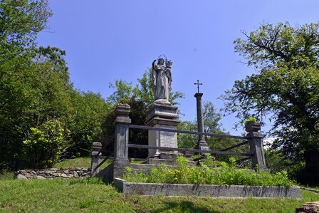 monumento alla Madonna con il 
Bambino ed una croce in ferro