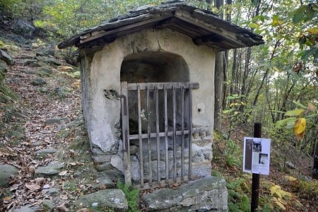 Pilone sulla mulattiera per Sant'Anna
