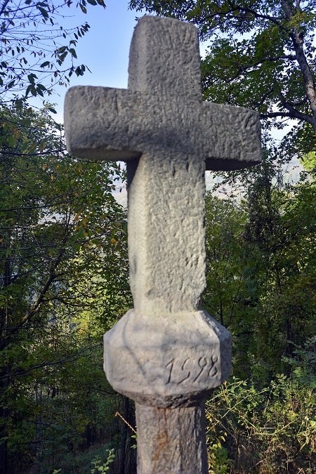 croce in pietra, datata 1598.