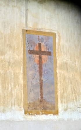 Affresco della croce con strumenti passione a Piasco - Val Varaita