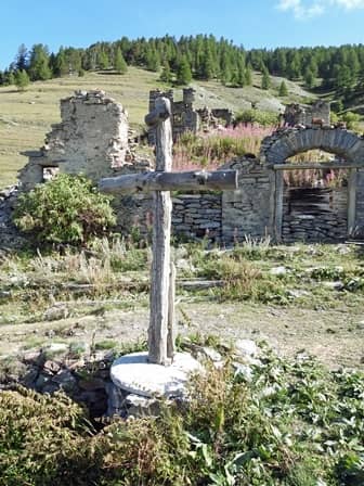 Croce con mola di mulino come basamento a Seytes