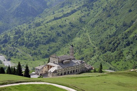 Santuario di San Magno a 1700 metri di quota in Val Grana