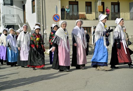 Costume tradizionale femminile delle Valli Valdesi