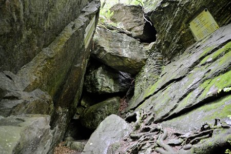 Gheisa d’la Tana in Val Angrogna, suggestiva grotta e luogo di culto clandestino
