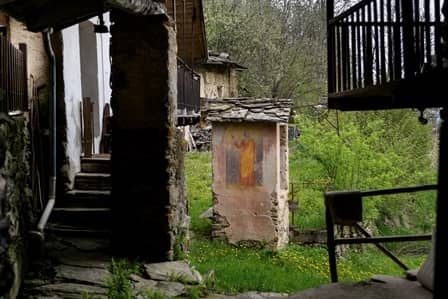 Pilone al centro della borgata Ballatori, Comune di Melle, val Varaita