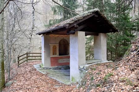 Pilone di Rio, XIX sec., a Celle, in val Maira, con affreschi di Giuseppe Gauteri