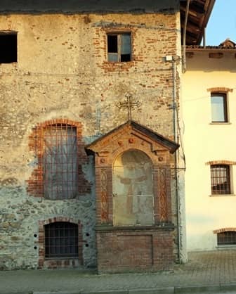 Villafalletto (Cn) pilone ottocentesco addossato ad unl’abitazione