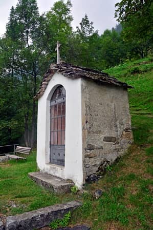 Carcoforo (val Sesia) cappella delle Torbe, sopra il paese lugo un sentiero alpino, dedicata alla Madonna