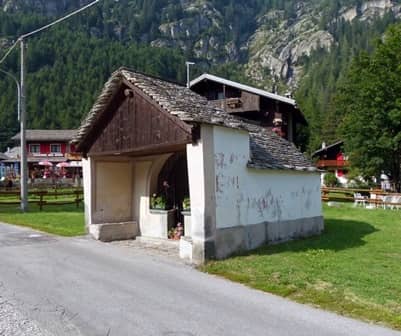 Macugnaga (Valle Anzasca - Ossola): cappella con abside semicircolare e protiro