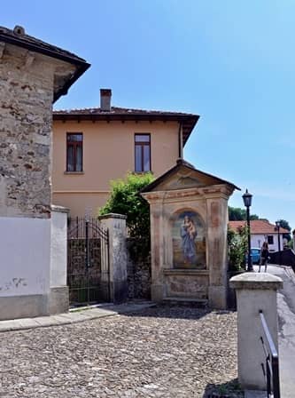 Quarna inf. (Cusio -  VCO) Oratorio dedicato alla Vergine nel centro del paese