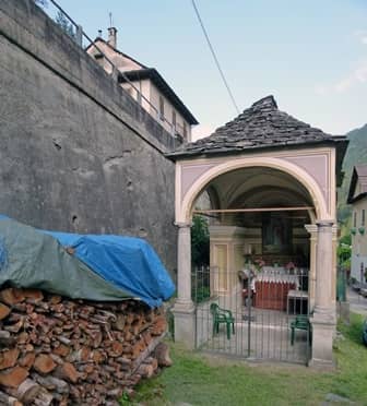 Ceppo Morelli (Valle Anzasca - Ossola) Pilone con protiro dedicato a S. Ambrogie