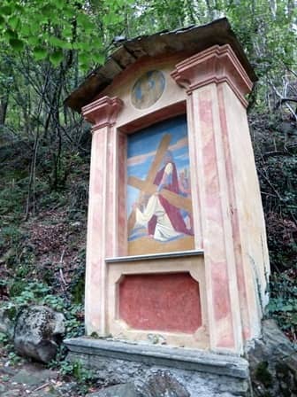 Ornavasso (Ossola) pilone parte di via crucis diretta al Santuario del Boden