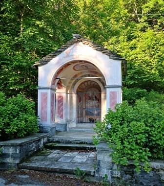 Malesco (val Vigezzo " Ossola) Pilone con protiro ed abside ad arco dedicato alla Vergine