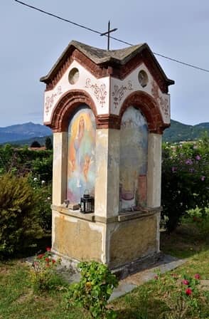 Campagna pinerolese: pilone campestre con immagini della Vergine, Cristo e S. Grato, protettore dei raccolti