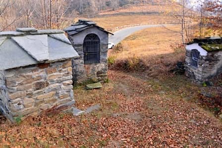 Bertesseno (val di Lanzo): tre piloni disposti lungo un sentiero