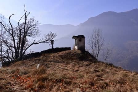 Valle di Viù: Pilone Parneri, eretto come ex voto presso Lemie