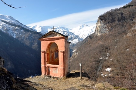 Campomolino (valGrana " Cn) Pilone lungo il sentiero dei morti