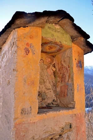 Villar di Sampeyre (val Varaita " Cn) Pilone con funzione di poso posto lungo il sentiero del cimitero