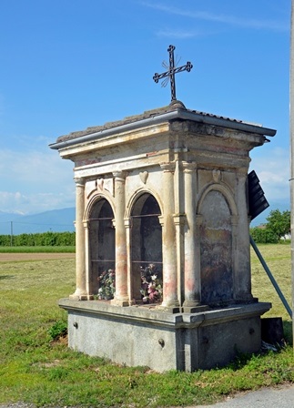 Babano (Cavour " To) Edicola a 2 fornici posta ai margini di un quadrivio stradale