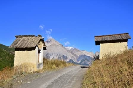 Thures (Val Susa) Piloni accoppiati lungo la strada  di fondovalle