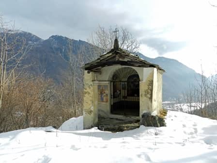 Locana (valle Orco): pilone-oratorio lungo la strada della Cialma