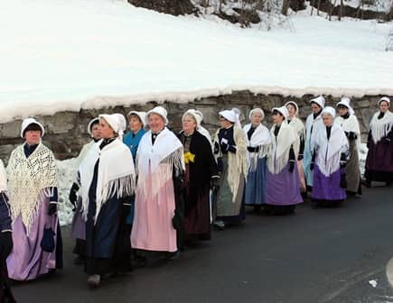Pomaretto, donne in costume valdese al corteo per la festa del 17 febbraio